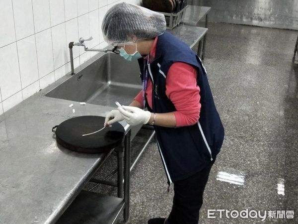 ▲▼宜蘭縣長林姿妙探視疑似食品中毒就醫學生，宜蘭衛生局採集檢體送驗。（圖／記者游芳男翻攝，下同）