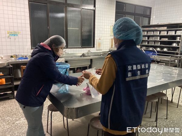 ▲▼宜蘭縣長林姿妙探視疑似食品中毒就醫學生，宜蘭衛生局採集檢體送驗。（圖／記者游芳男翻攝，下同）