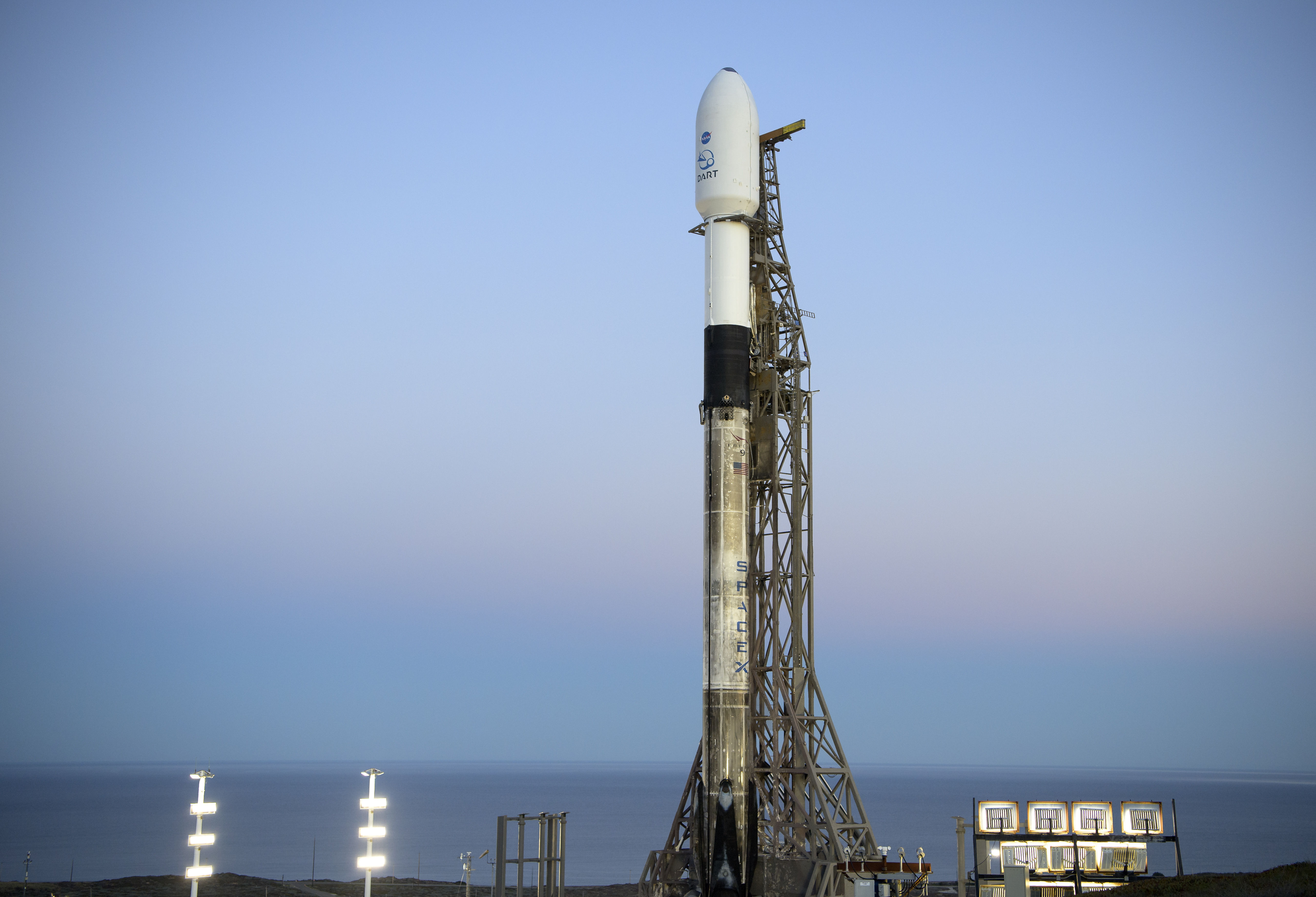 ▲▼美國NASA將發射飛行器撞擊小行星，SpaceX火箭獵鷹9號已在發射台上待命。（圖／達志影像／美聯社）