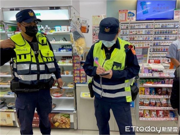 ▲東港警分局執行夜間超商等場所巡邏勤務             。（圖／記者陳崑福翻攝，以下同）