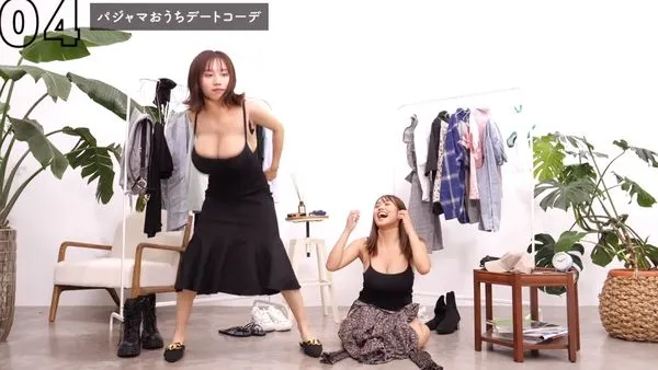 ▲日本YouTuber裝上義乳搞笑。（圖／翻攝自YouTube／ばんばんざい）