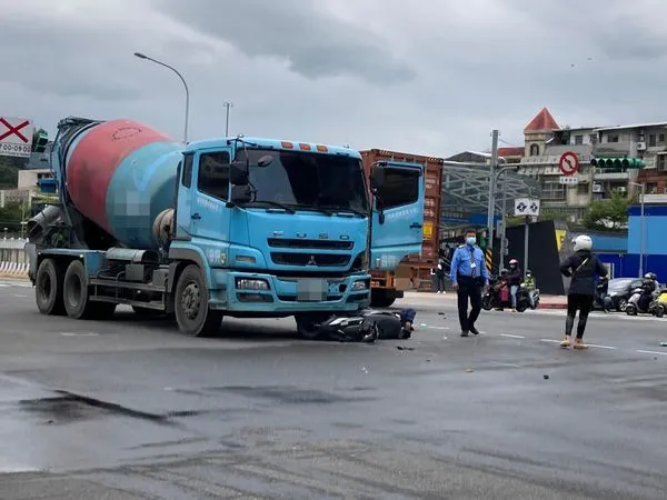 ▲▼    南港機車撞混凝土車         。（圖／翻攝臉書／汐止集團）