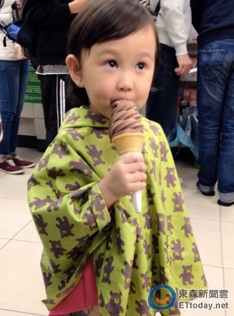 7-ELEVEN比利時巧克力霜淇淋今開賣，舉辦打卡拍照免費嚐活動，不僅有家長帶著小朋友參加，甚至有日本僑生也來排隊就是想嘗鮮。（圖／業者提供）