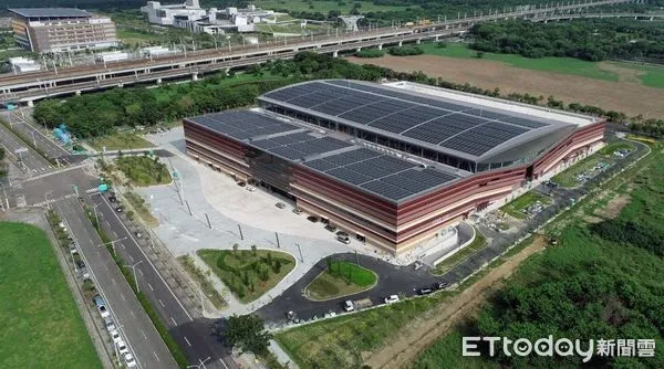 ▲台南市工務局「興建大台南會展中心統包工程」及「台南市海安路及公園南路道路優質化工程」獲得金質獎佳作。（圖／記者林悅翻攝，下同）    