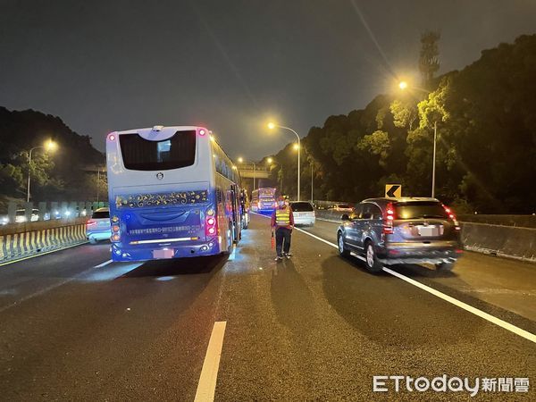 ▲遊覽車駕駛國道上昏迷猝死　2新訓兵「急搶方向盤」救整車43人。（圖／記者陳凱力翻攝）