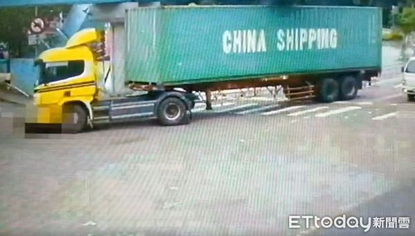 ▲ ▼ Taoyuan Knight đã bị một chiếc xe container chạy qua.  (Ảnh / chụp bởi phóng viên Shen Jichang)