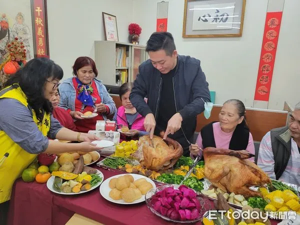 ▲雲林縣議員黃凱大顯身手將整隻火雞分切，遞送給雲林家扶阿公阿嬤們。（圖／記者蔡佩旻翻攝）