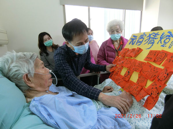 ▲▼蔡先生在沙鹿光田醫院協助後，從中國趕回台灣見到母親最後一面。（圖／沙鹿光田醫院提供）