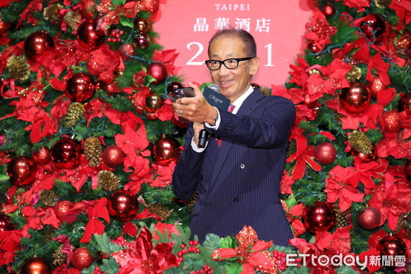 ▲晶華酒店集團董事長潘思亮帶領全體一級主管點亮耶誕樹。（圖／記者湯興漢攝）