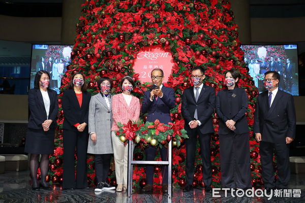 ▲晶華酒店集團董事長潘思亮帶領全體一級主管點亮耶誕樹。（圖／記者湯興漢攝）