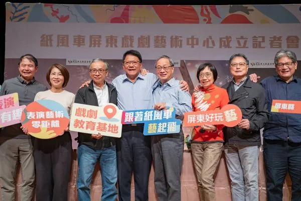 ▲▼紙風車文教基金會董事長李遠、諸位董事吳念真、洪三雄、李永豐、雷輝，以及顧問陳玲玉、邱建發，執行長張敏宜、任建誠等人，於今24日南下屏東藝術館，與屏東縣潘孟安縣長會面，與屏東縣政府簽屬合作意向書，成立「紙風車屏東戲劇藝術中心」。（圖／紙風車劇團提供）