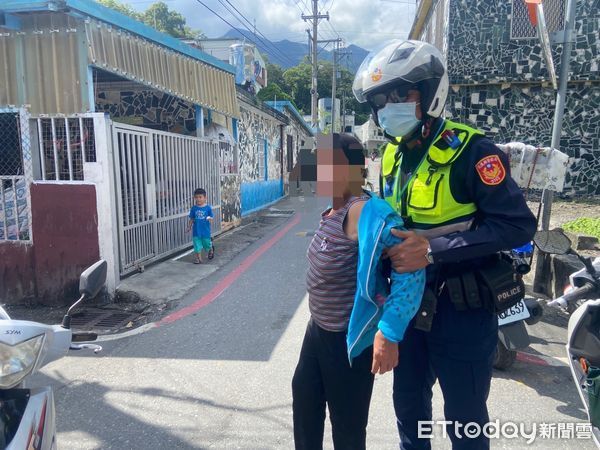 ▲婦人牽車回家時因不勝酒力，連人帶車倒在路旁。（圖／玉里分局提供，下同）