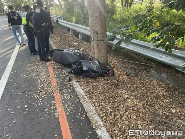 ▲▼男大生騎「死亡彎道」撞路樹亡！同學壓胸救不回　彰化139線又出事。（圖／記者唐詠絮翻攝）