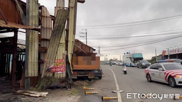 ▲▼桃園大園中正東路3車撞成一團，1人被救出時已無呼吸心跳。（圖／記者沈繼昌翻攝）