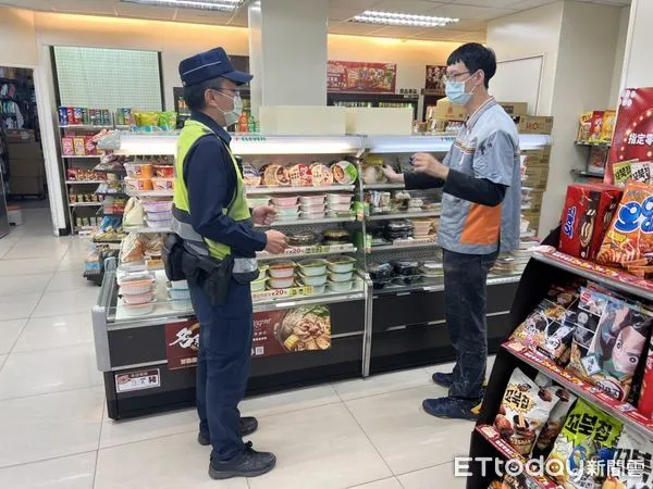 ▲里港警分柔扇口加強夜間超商巡邏密度，保障店員安全             。（圖／記者陳崑福翻攝，以下同）