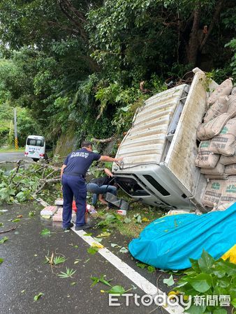 ▲▼屏東滿州鄉拖板車自撞山壁。（圖／民眾提供，下同）