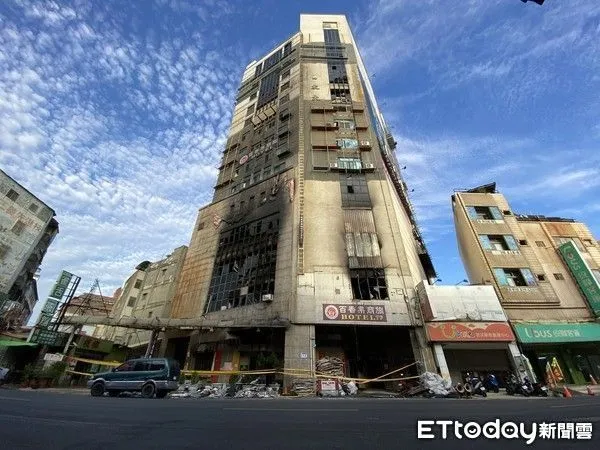 ▲喬友殉職消防員家屬到地檢提告。（圖／記者唐詠絮攝）