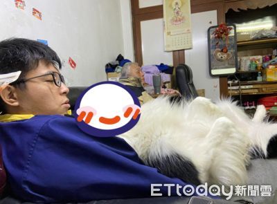 淑芬躺爸懷裡「斜眼瞪」宣示主權 媽被閃瞎:你們今天睡廁所