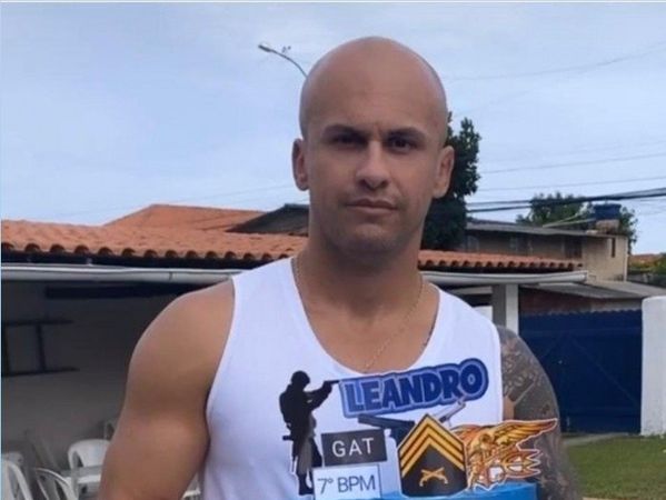 ▲▼巴西38歲特警席爾瓦（Rumbelsperger da Silva）遭黑幫殺害，葬身貧民區。（圖／翻攝自推特／@PenhaNewsRJ）