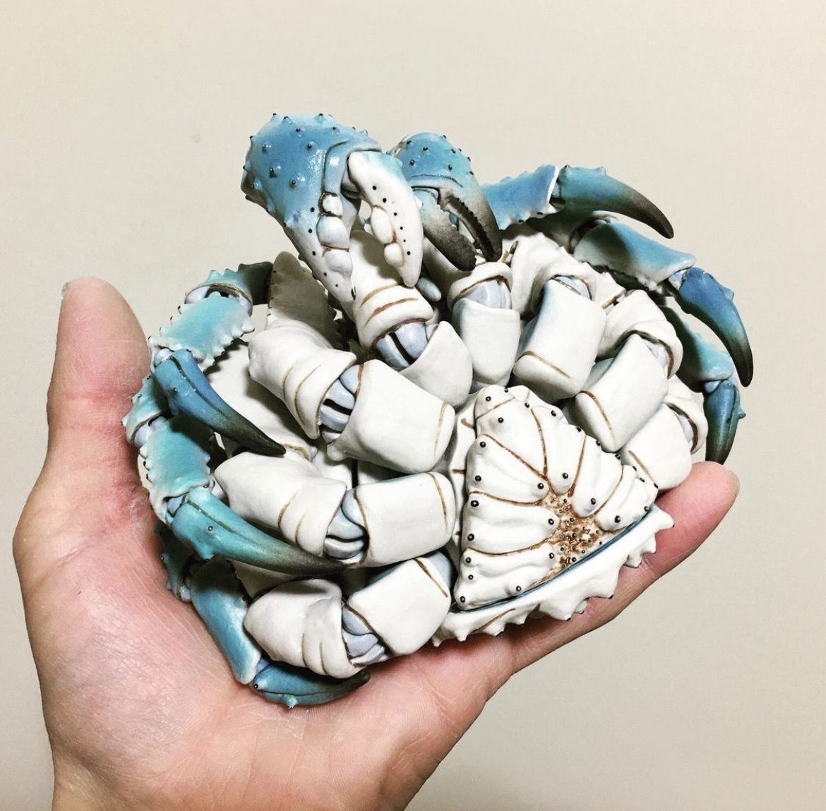▲陶瓷藍色螃蟹。（圖／翻攝自推特、IG）