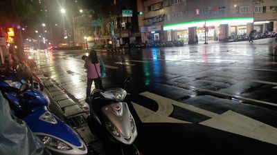站馬路害騎士慘摔 汐止 碰瓷女 索賠500網看傻 沒遇過球棒隊 Iv Net I娛樂城