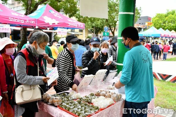 ▲神秘嘉賓傅崐萁現身市集發送體驗券，引發一陣騷動。（圖／吉安鄉公所提供，下同）