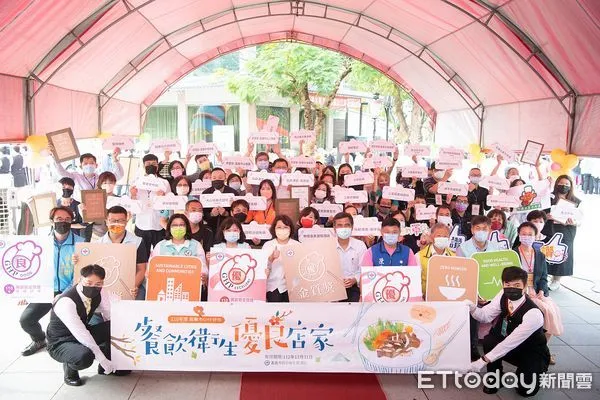 ▲▼全台首創「餐飲界奧斯卡」金質獎出爐  業者端美食分享獲獎喜悅。（圖／記者翁伊森翻攝）