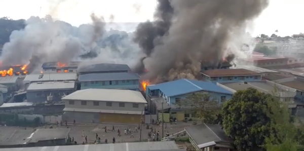 ▲▼索羅門民眾在首都荷尼阿拉（Honiara）示威，火燒中國城。（圖／路透社）
