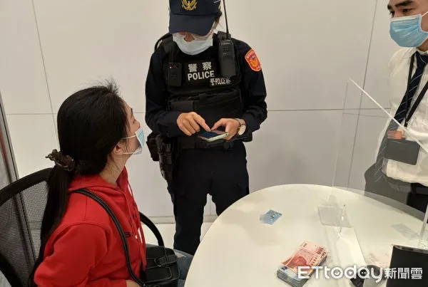 ▲頭份警方接獲行員通報後，立刻前往現場處理，及時阻止瑪女遭詐。（圖／記者黃孟珍翻攝）