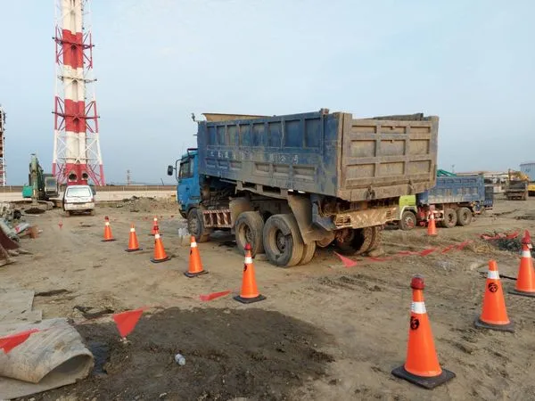 ▲▼中油舊廠大貨車車斗突下降，維修人員遭壓經搶救不治。（圖／記者賴文萱翻攝）