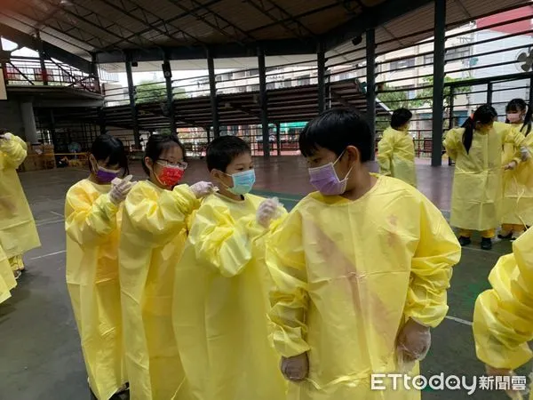 ▲國小學童體驗穿上全副防疫裝備，向第一線防疫人員致敬。（圖／台中榮總埔里分院提供）
