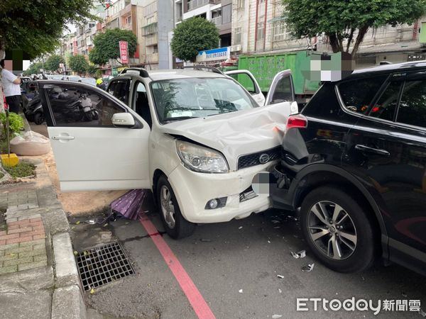 ▲林口6車連環撞。（圖／記者陳雕文翻攝）