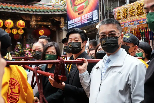 ▲▼蔡英文、徐國勇、林昶佐出席青山宮起駕儀式。（圖／翻攝林昶佐臉書）