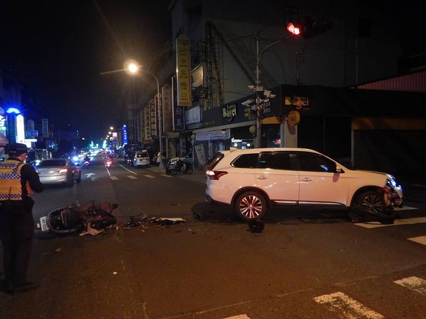 ▲▼一名男大學生騎機車對撞要左轉的汽車，送醫不治。（圖／民眾提供）