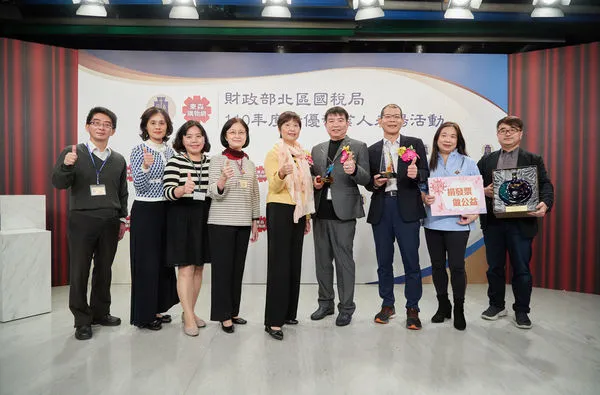 ▲東森得易購及東森新零售分別獲財政部北區國稅局表揚「110年度開立電子發票績優營業人」及「統一發票績優營業人」，北區國税局長王綉忠(正中)親赴東森購物頒獎表揚，由東森得易購總經理彭鴻珷(右4)及東森新零售百貨總經理紀坤傑(右3)代表受獎。（圖／東森購物提供）