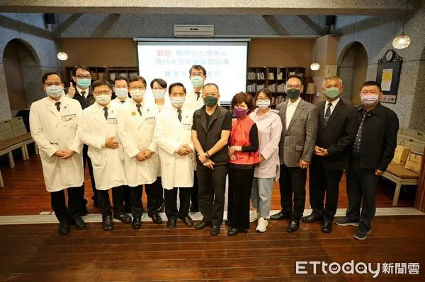 ▲花蓮慈院院長林欣榮與醫療團隊頒發感謝狀。（圖／慈濟醫學中心提供，下同）