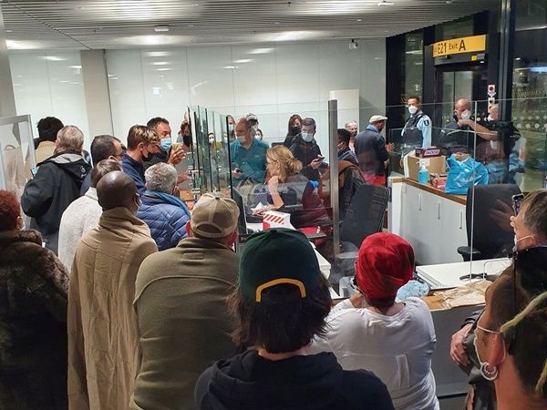 ▲▼從南非入境荷蘭的旅客，阿姆斯特丹史基浦機場 （Amsterdam Airport Schiphol）等待新冠篩檢。（圖／路透）
