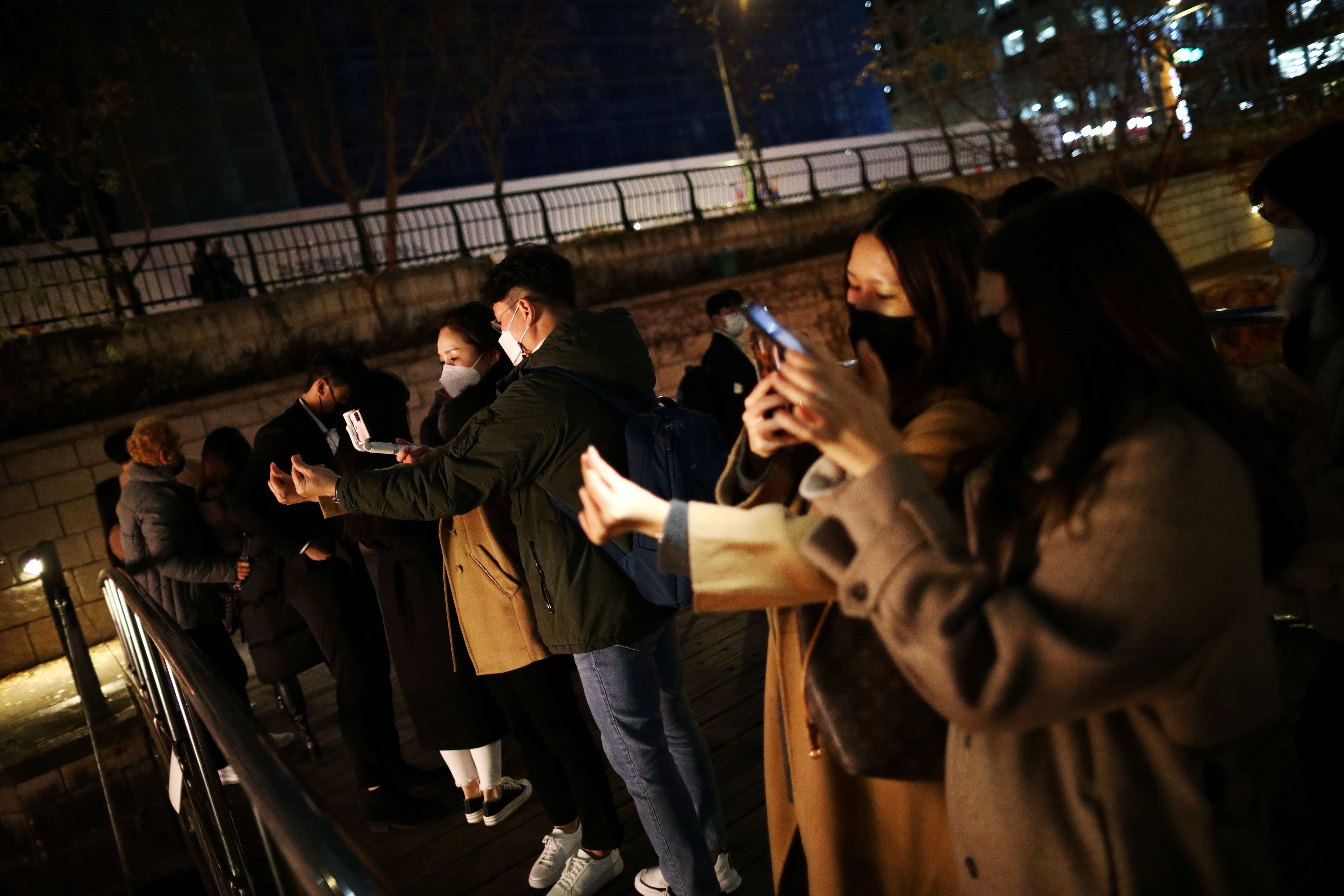 ▲▼首爾燈籠節於11月26至12月5日在清溪川展開，市民戴上口罩前往遊憩。（圖／路透社）
