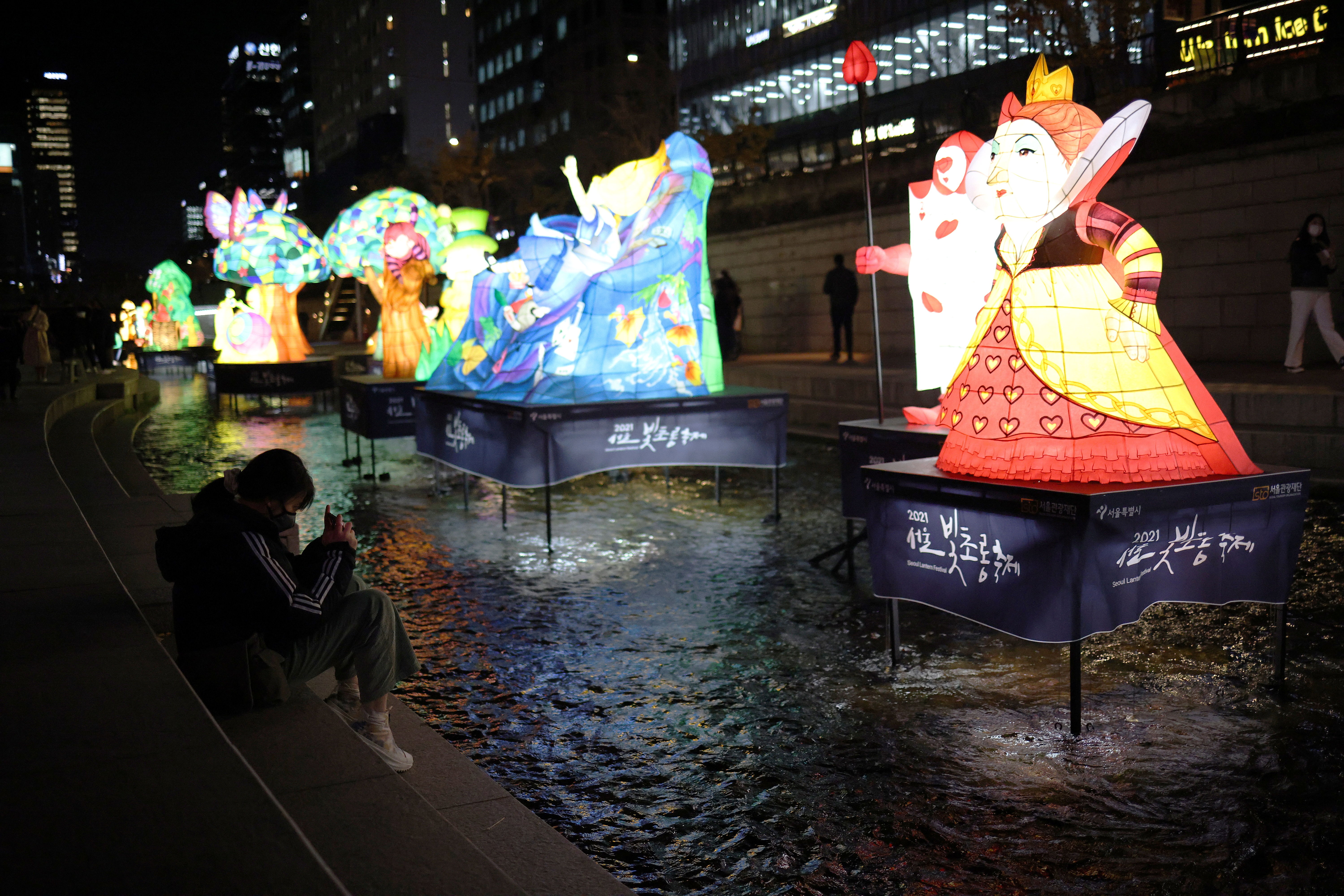 ▲▼首爾燈籠節於11月26至12月5日在清溪川展開，市民戴上口罩前往遊憩。（圖／路透社）