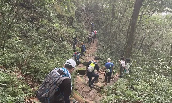 ▲新竹北得拉曼山遊客爆量　部落族人不滿申請「自主封路」。（圖／讀者提供）