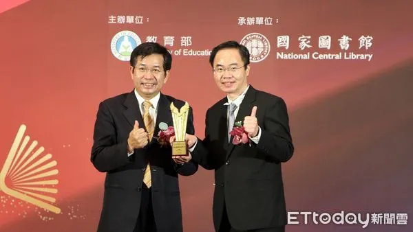 ▲ISO認證！新北市圖館長王錦華 獲教育部圖書館事業貢獻獎。（圖／新北市立圖書館提供）