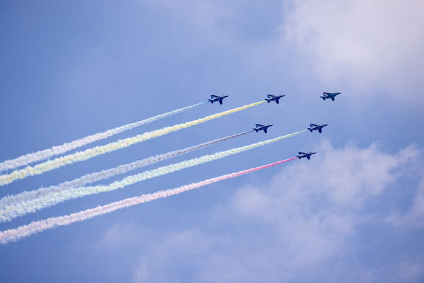 ▲▼日本「藍色衝擊波飛行隊」表演噴灑彩色煙霧。（圖／達志影像）