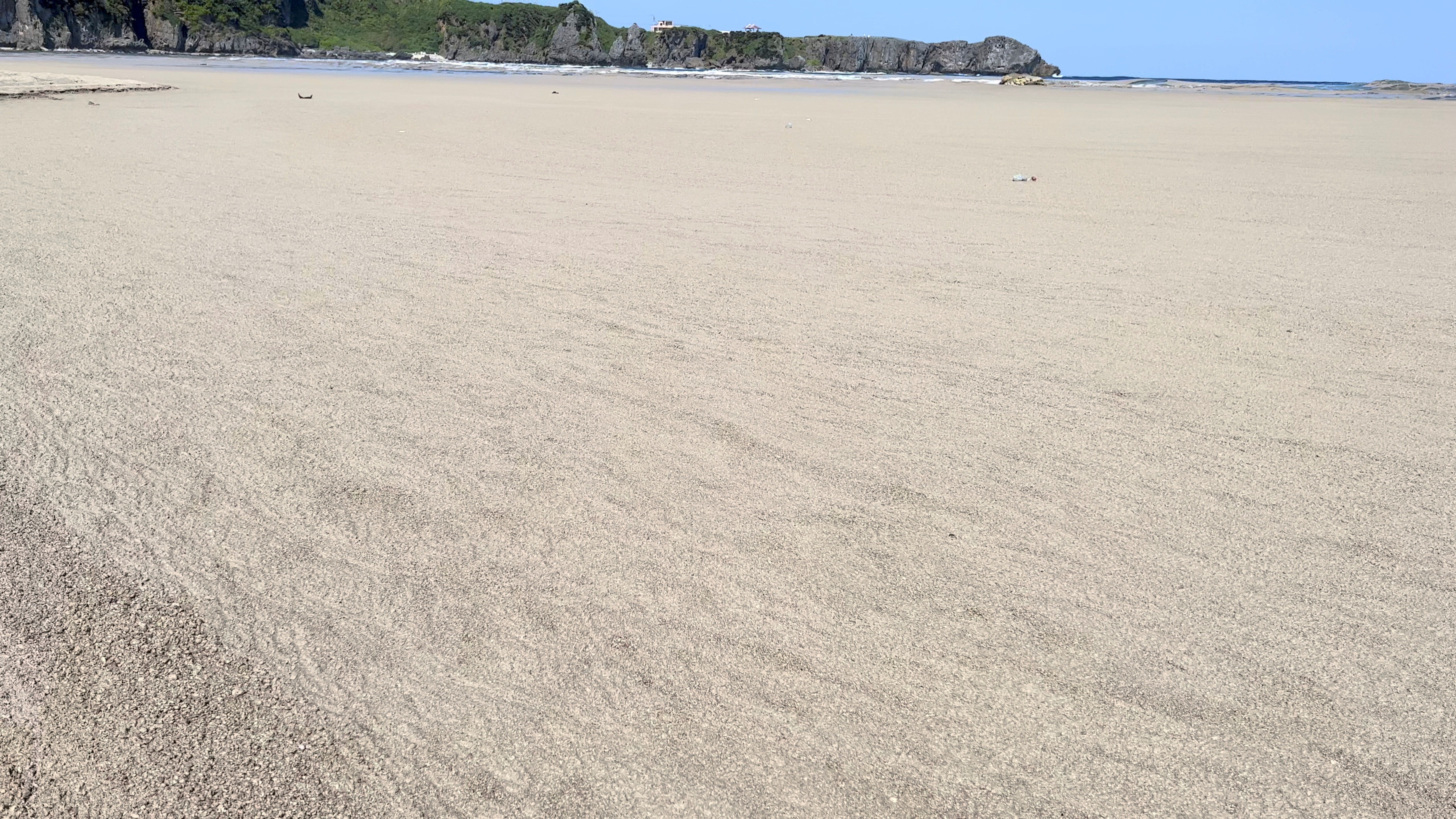▲▼沖繩沿岸出現大量浮石。（圖／路透）
