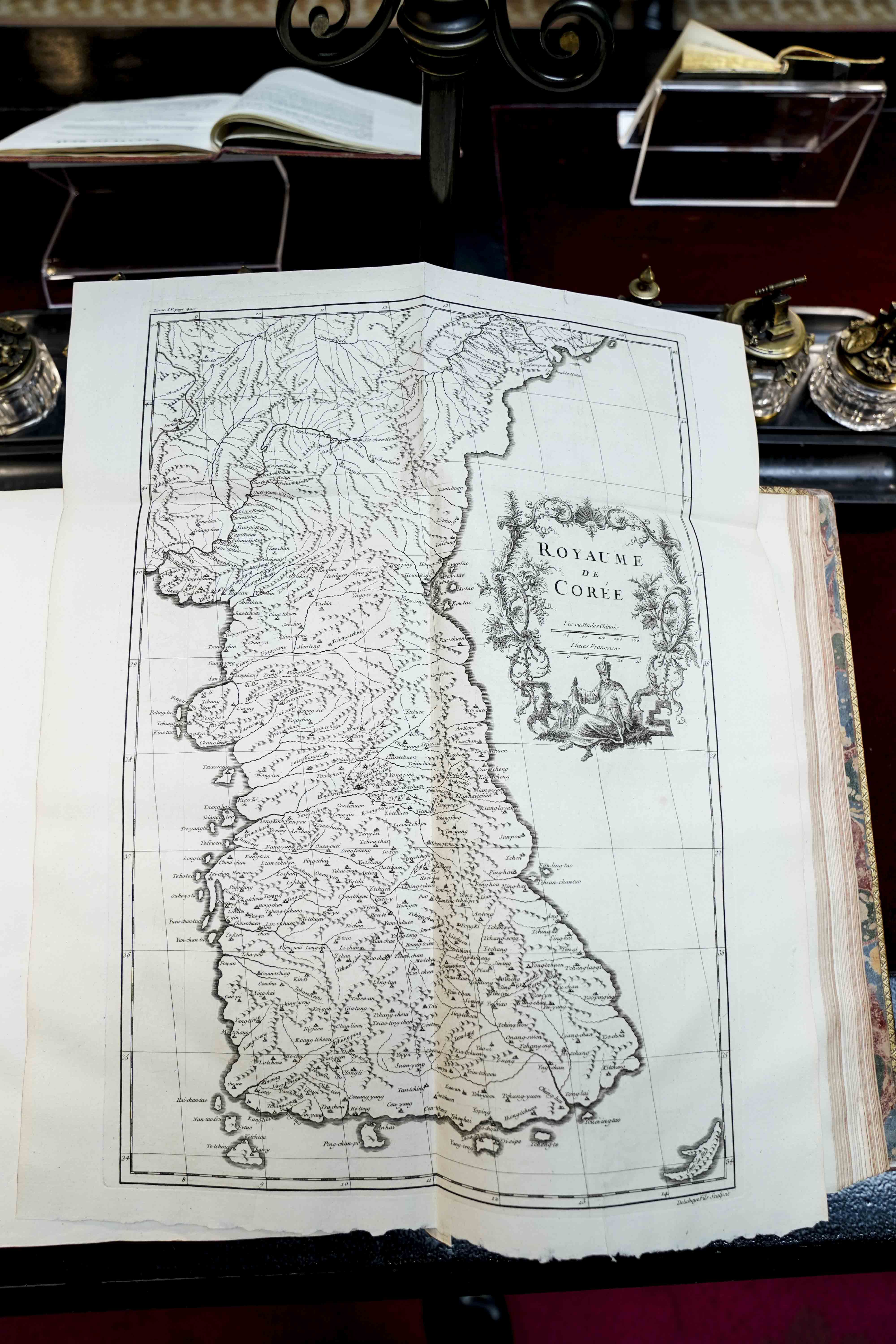 ▲▼南韓總統文在寅今年6月參訪西班牙參議院圖書館時，看到法國地理學家唐維爾於1737年所繪的朝鮮地圖，當時他將獨島標示為朝鮮最東端的領土。（圖／達志影像／newscom）