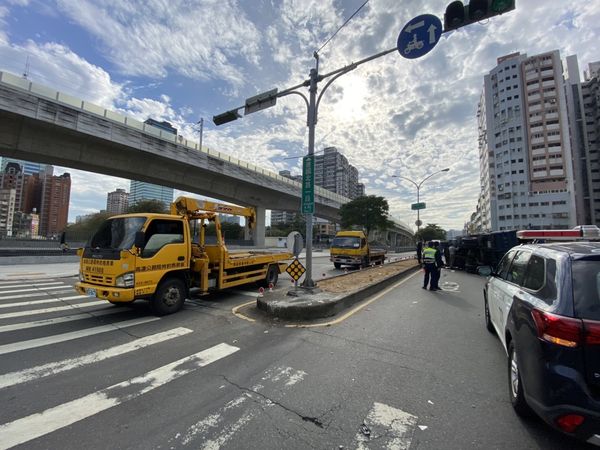 ▲▼大貨車和小貨車發生擦撞，大貨車翻覆，油漏滿地幸未起火。（圖／民眾提供）