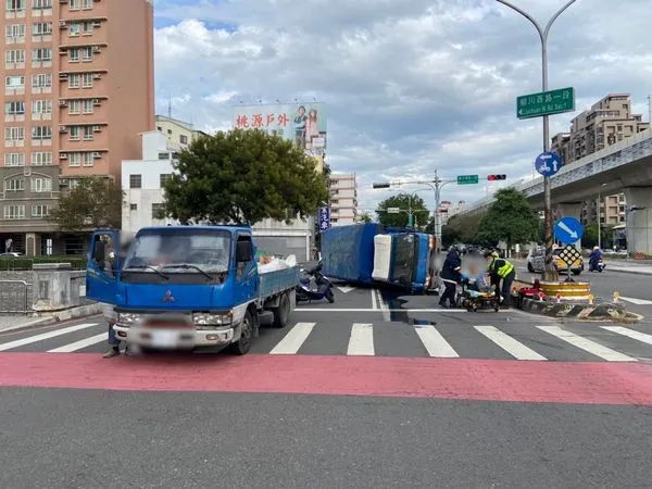 ▲▼大貨車和小貨車發生擦撞，大貨車翻覆，油漏滿地幸未起火。（圖／民眾提供）