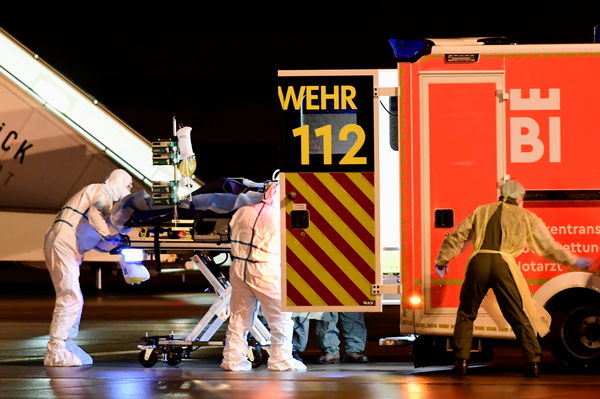 ▲▼一名新冠重症冠狀病毒病 (COVID-19) 患者抵達德國，被抬上救護車。（圖／路透）