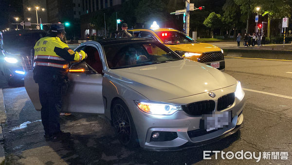 ▲▼王男酒駕開著BMW載著女友，在忠孝東路、松仁路口被警方查獲。（圖／突發中心攝）