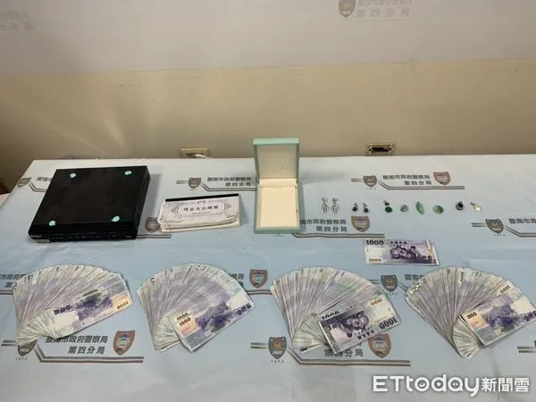 ▲台南市警四分局持搜索票查贓，查獲戴姓珠寶業者有被害人部分失竊珠寶及疑似遭變賣所得之現金，全案依贓物罪嫌送辦。（圖／記者林悅翻攝，下同）