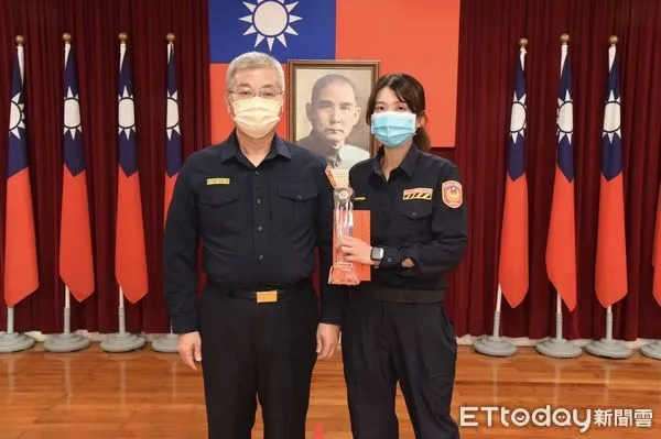 ▲台南市警四分局交通分隊警員楊其文，獲警政署全國績優交通警察殊榮，市警局局長方仰寧特別表揚嘉勉。（圖／記者林悅翻攝，下同）